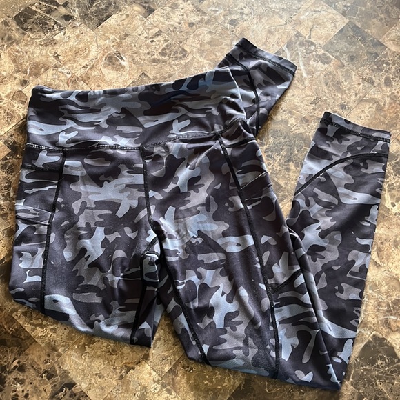 Black Camo Zyia Leggings - Picture 2 of 8